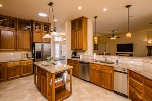 Private kitchen - "A MUST STAY!" Prime Location- Residential Estates area of Lake Havasu City. (Lake Havasu City)