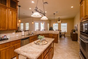 Private kitchen - "A MUST STAY!" Prime Location- Residential Estates area of Lake Havasu City. (Lake Havasu City)