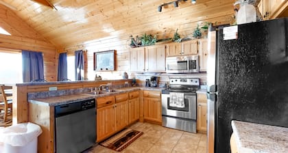 Gorgeous Private Oasis W/ Scenic Deck, Private Hot Tub & Free Attraction Tickets