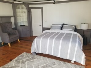 2 bedrooms, desk, WiFi, bed sheets - Enjoy a taste of New England in Historic Guilford Ct (Guilford)