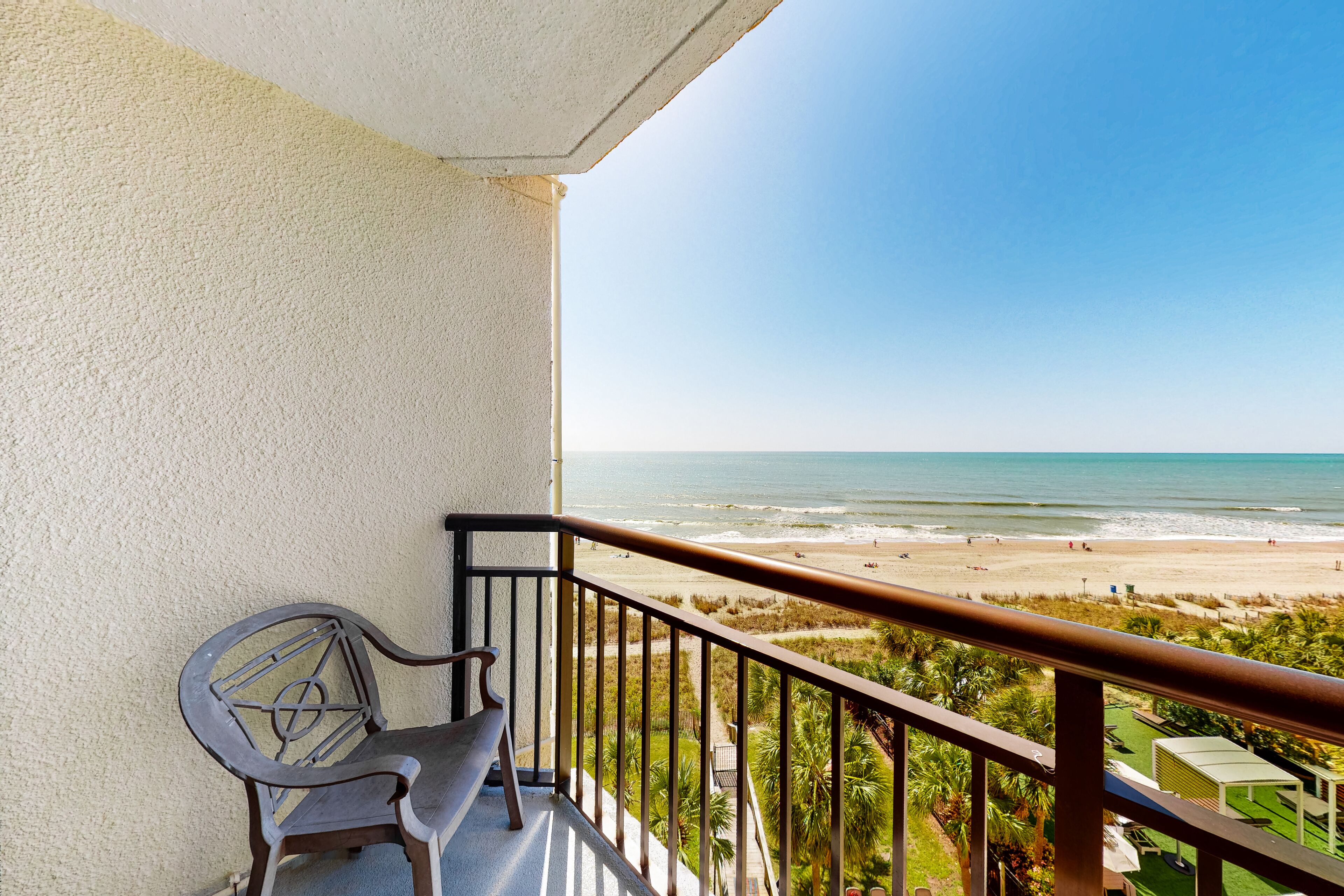 6th-floor ocean-view studio with pool, hot tub, WiFi & AC - snwobird-friendly