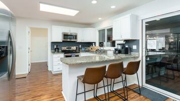 Jääkaappi, mikroaaltouuni, uuni, liesi