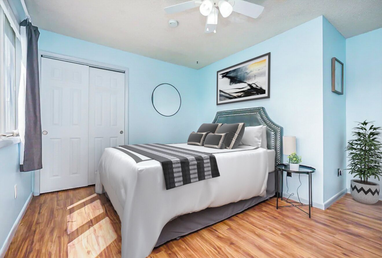 4 bedrooms, desk, WiFi, bed sheets