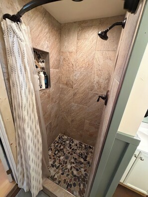 Shower, hair dryer, towels, soap - Escape to Priest Lake! Cabin in the woods! Air Conditioning and WiFi!! (Nordman)