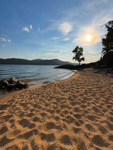 Escape to Priest Lake! Cabin in the woods! Air Conditioning and WiFi!!