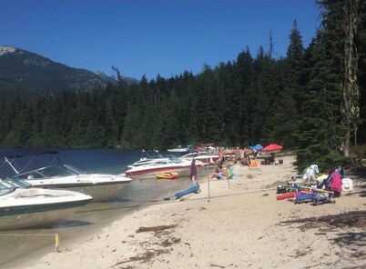 Escape to Priest Lake! Cabin in the woods! Air Conditioning and WiFi!!