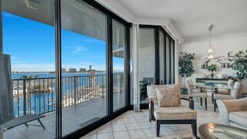 Una televisión, un reproductor de DVD