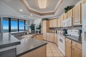 ثلاجة، ميكروويف، فرن، موقد طهي مسطح