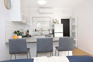 冷蔵庫、電子レンジ、オーブン、コンロ