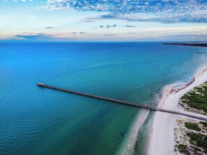 Beach - Beachfront self contained upstairs apartment (Semaphore)