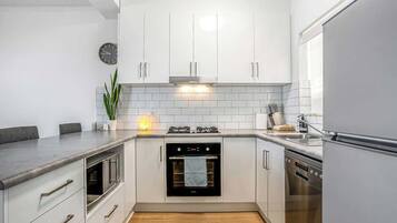 Réfrigérateur, micro-ondes, four, plaque de cuisson