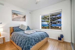 2 bedrooms, iron/ironing board, travel crib, WiFi - Beachfront self contained upstairs apartment (Semaphore)