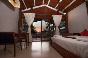 Deluxe cottage, uitzicht op het strand | Individueel gemeubileerd, een bureau, geluiddichte muren, gratis wifi