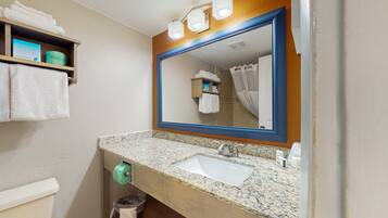 Secador de cabelo, toalhas de banho