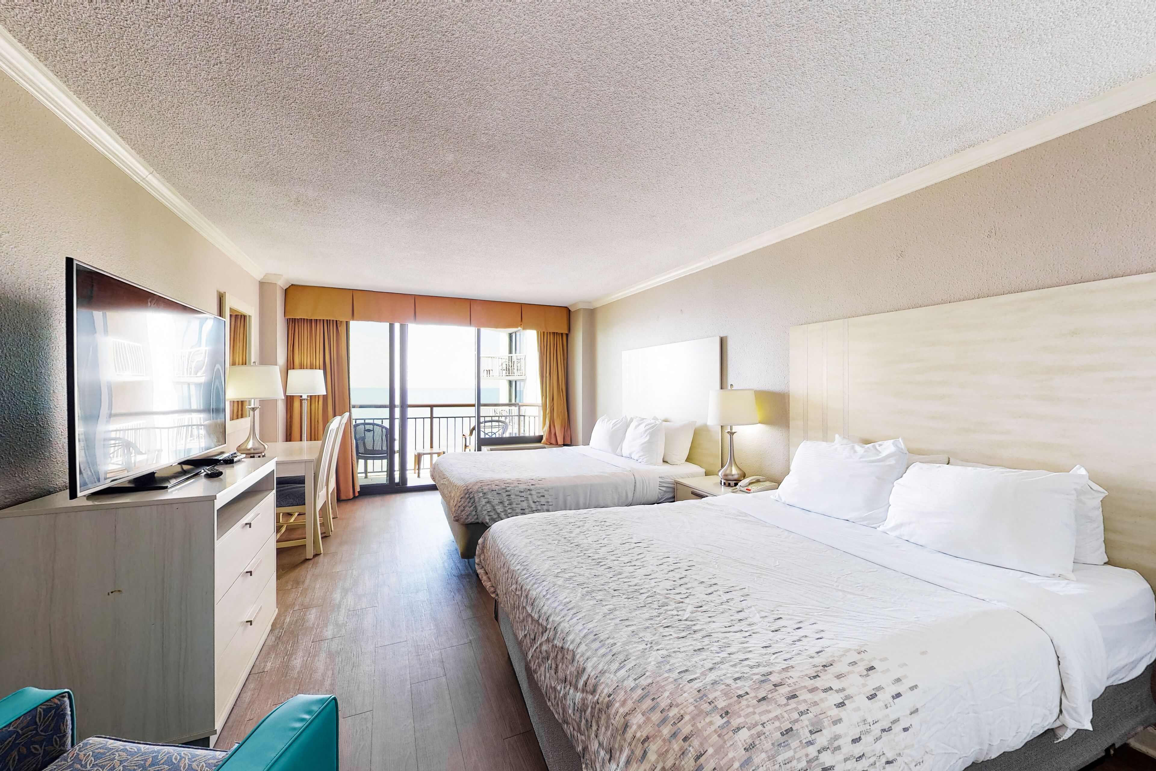 16th-floor ocean-view studio with pool, hot tub, WiFi & hot tub - snowbird-friendly