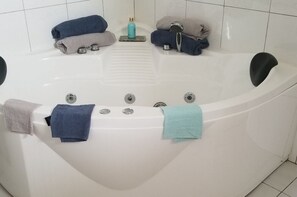 Ensemble baignoire-douche, baignoire à remous, serviettes fournies