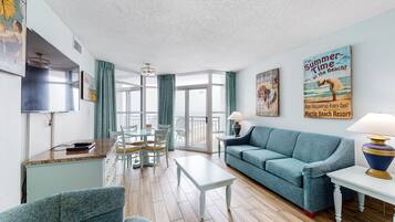 Televisión, reproductor de DVD y videoteca