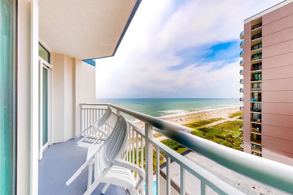 Property grounds - 10th-floor partial ocean-view snowbird-friendly condo with W/D & AC (Myrtle Beach)