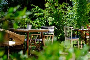 Outdoor dining - MONTELURO HOUSE, SUSPENDED BETWEEN SEA AND COUNTRYSIDE, IN TAVULLIA, NEAR PESARO. (Marche)