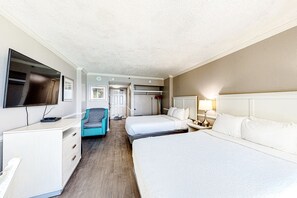 Een strijkplank/strijkijzer, internet, beddengoed