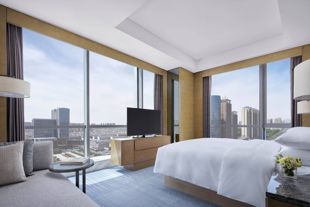 Executive suite, 1 slaapkamer, uitzicht op stad, op Executive-verdieping | 1 slaapkamer, een kluis op de kamer, een bureau, een laptopwerkplek