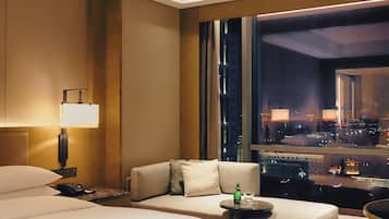 Premier-rum - 1 kingsize-säng | Värdeförvaringsskåp på rummet, skrivbord och arbetsyta för laptop