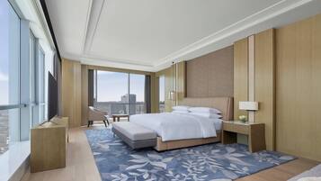 Värdeförvaringsskåp på rummet, skrivbord och arbetsyta för laptop