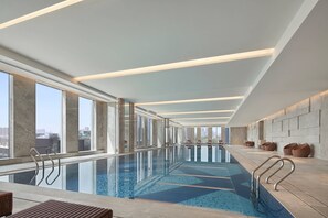 Indoor pool, open 6:00 AM to 11:00 PM, pool loungers - Baotou Marriott Hotel (Baotou)