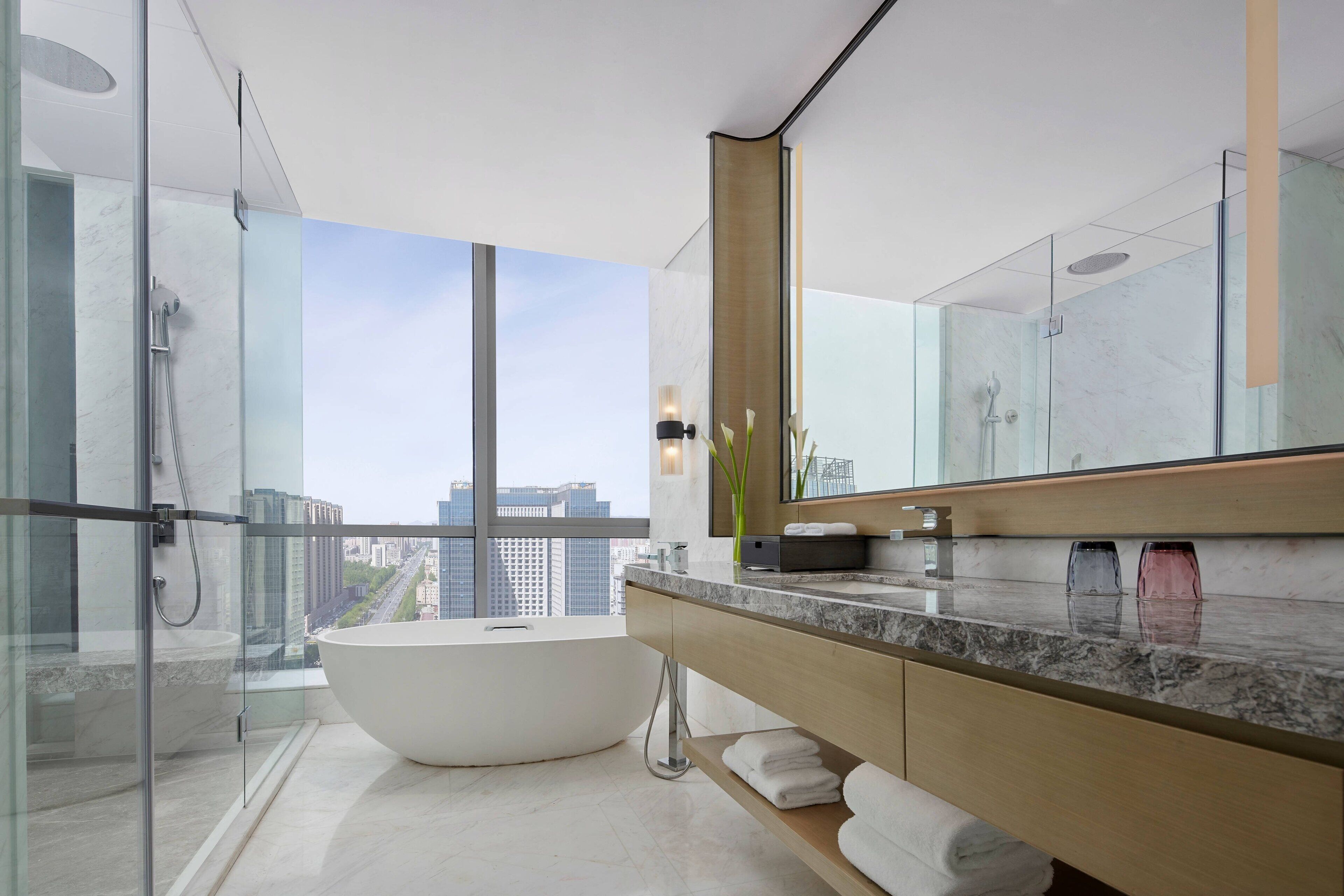 Executive suite, 1 slaapkamer, uitzicht op stad | Badkamer | Een aparte badkuip en douche, een hydromassagedouche