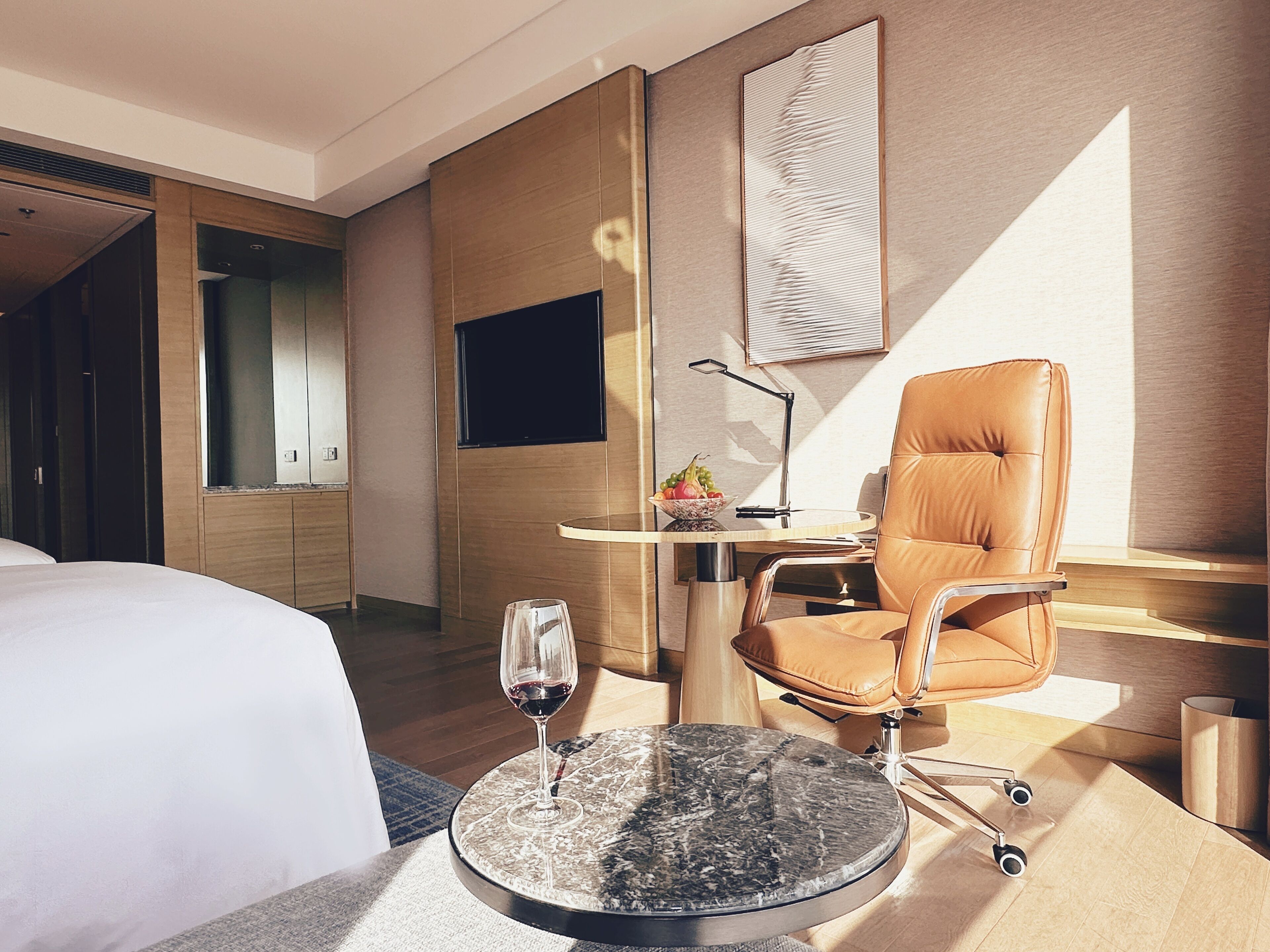 Habitación Premier, 2 camas matrimoniales, vista a la ciudad | Caja de seguridad en la habitación y escritorio 