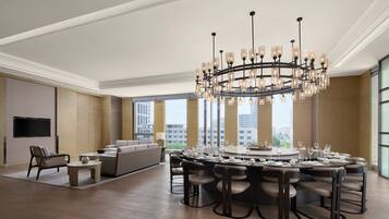 2 restauranter, frokost, lunsj og middag serveres, kinesiske retter