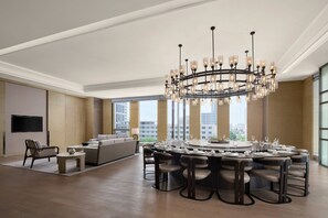 2 restaurantes, se sirven desayunos, comidas, cenas y cocina china