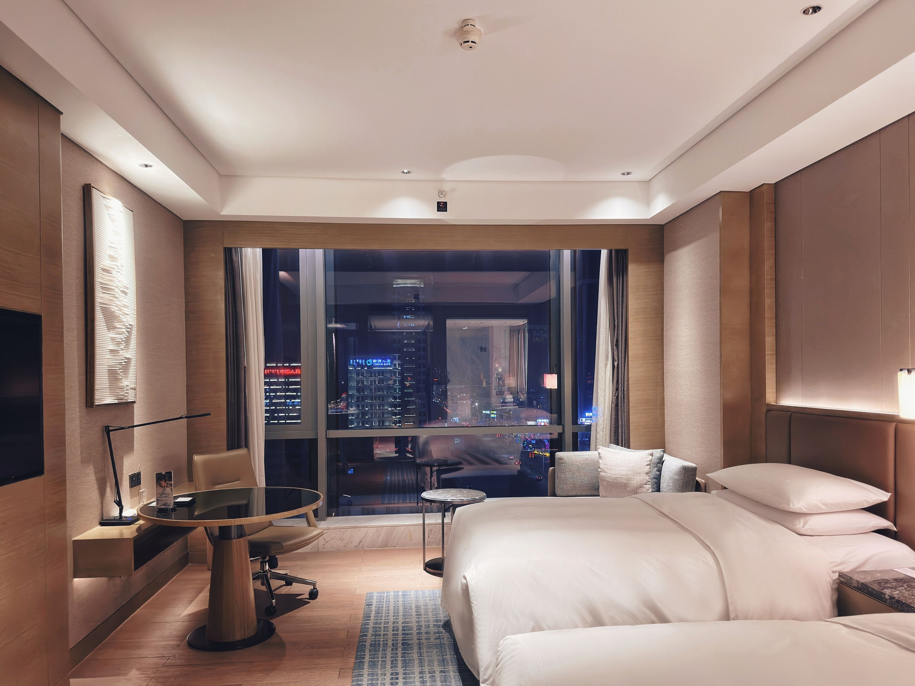 Caja de seguridad en la habitación y escritorio 