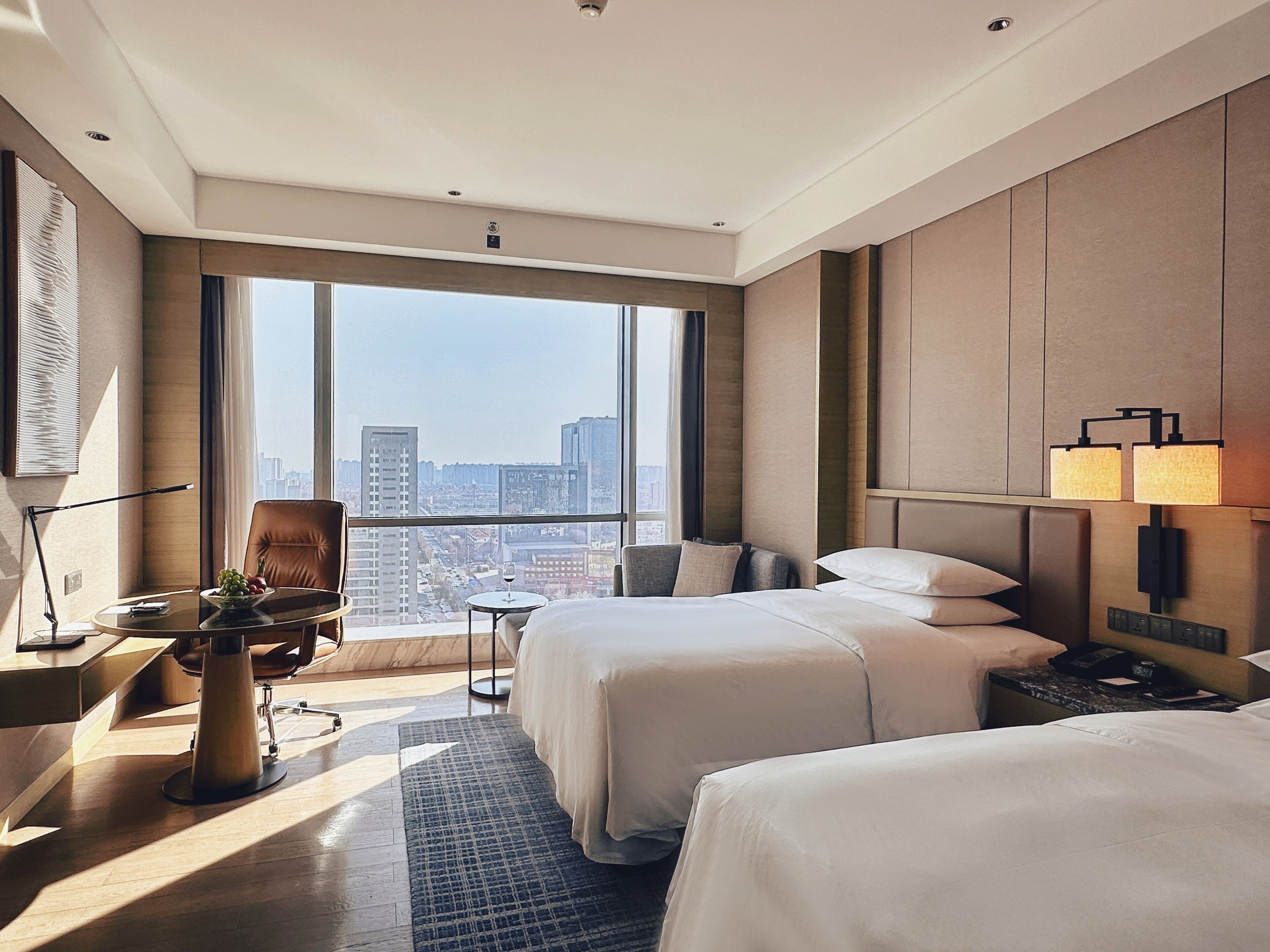 Caja de seguridad en la habitación y escritorio 