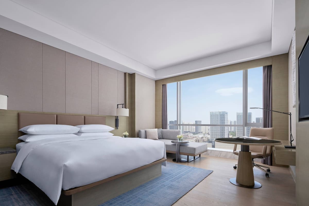 Executive kamer, 1 kingsize bed, uitzicht op stad, op Executive-verdieping | 1 slaapkamer, een kluis op de kamer, een bureau, een laptopwerkplek