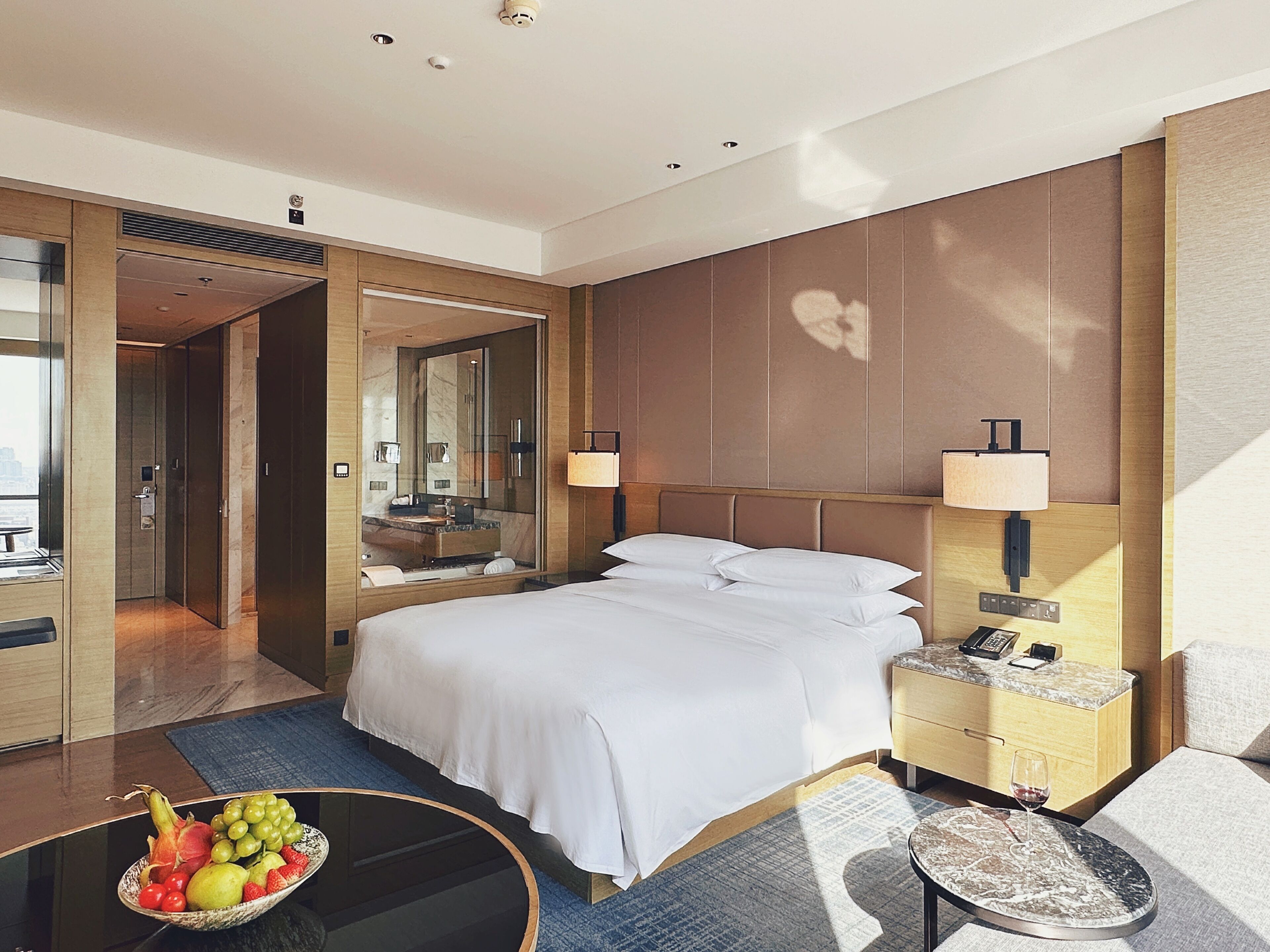 Caja de seguridad en la habitación y escritorio 