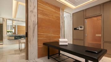 Separate bathtub and shower, hydromassage showerhead