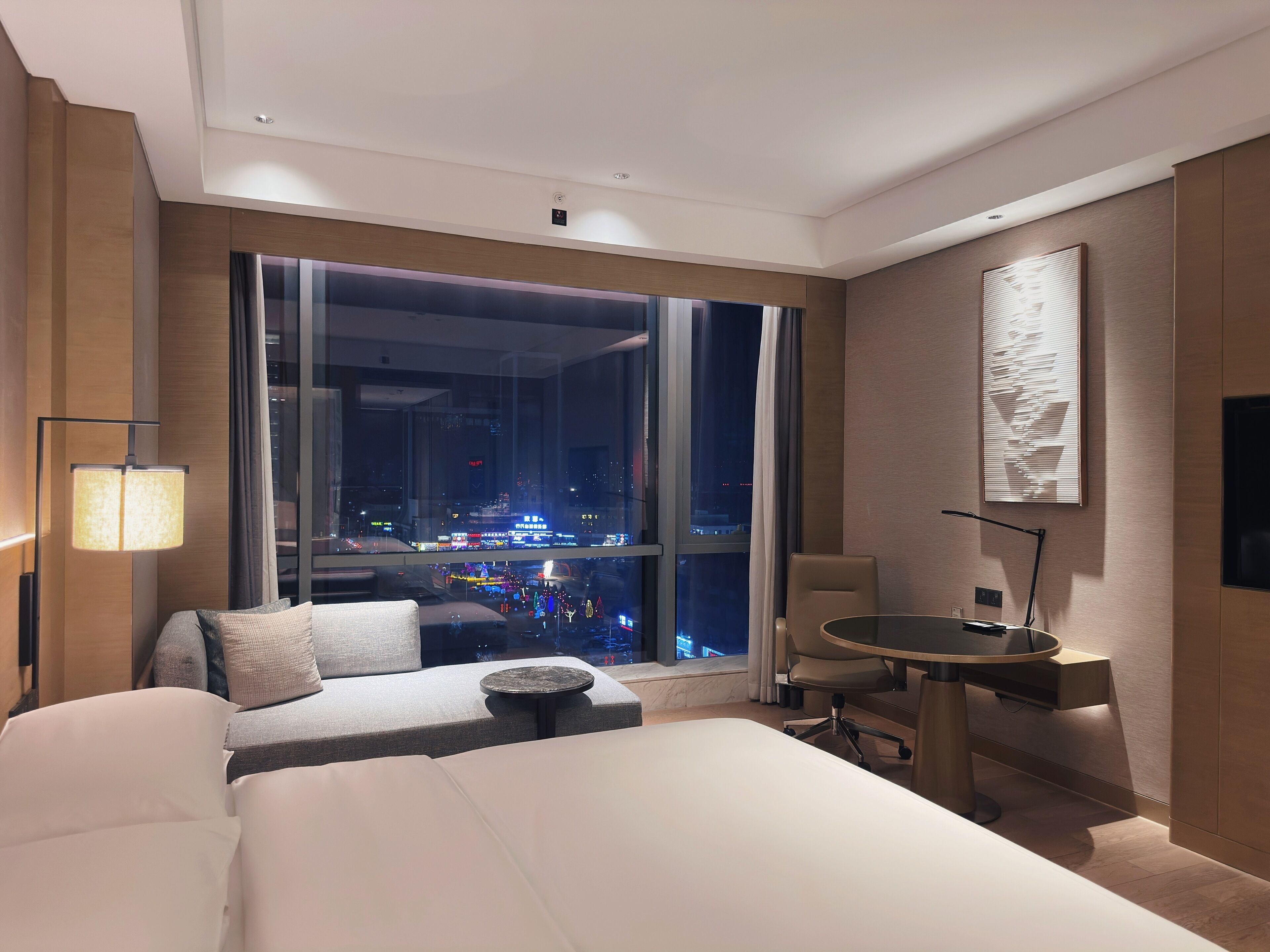 Caja de seguridad en la habitación y escritorio 