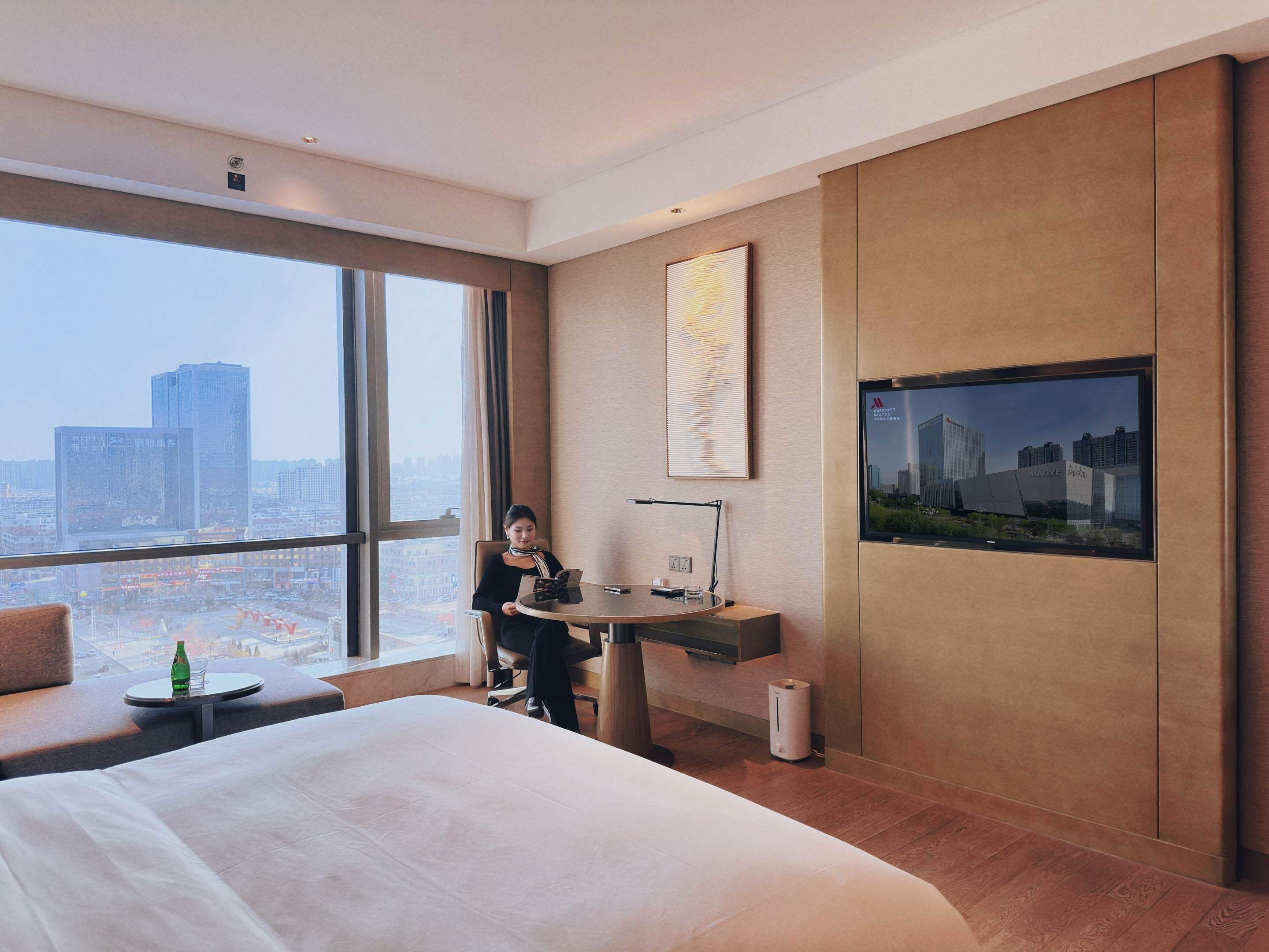 Caja de seguridad en la habitación y escritorio 