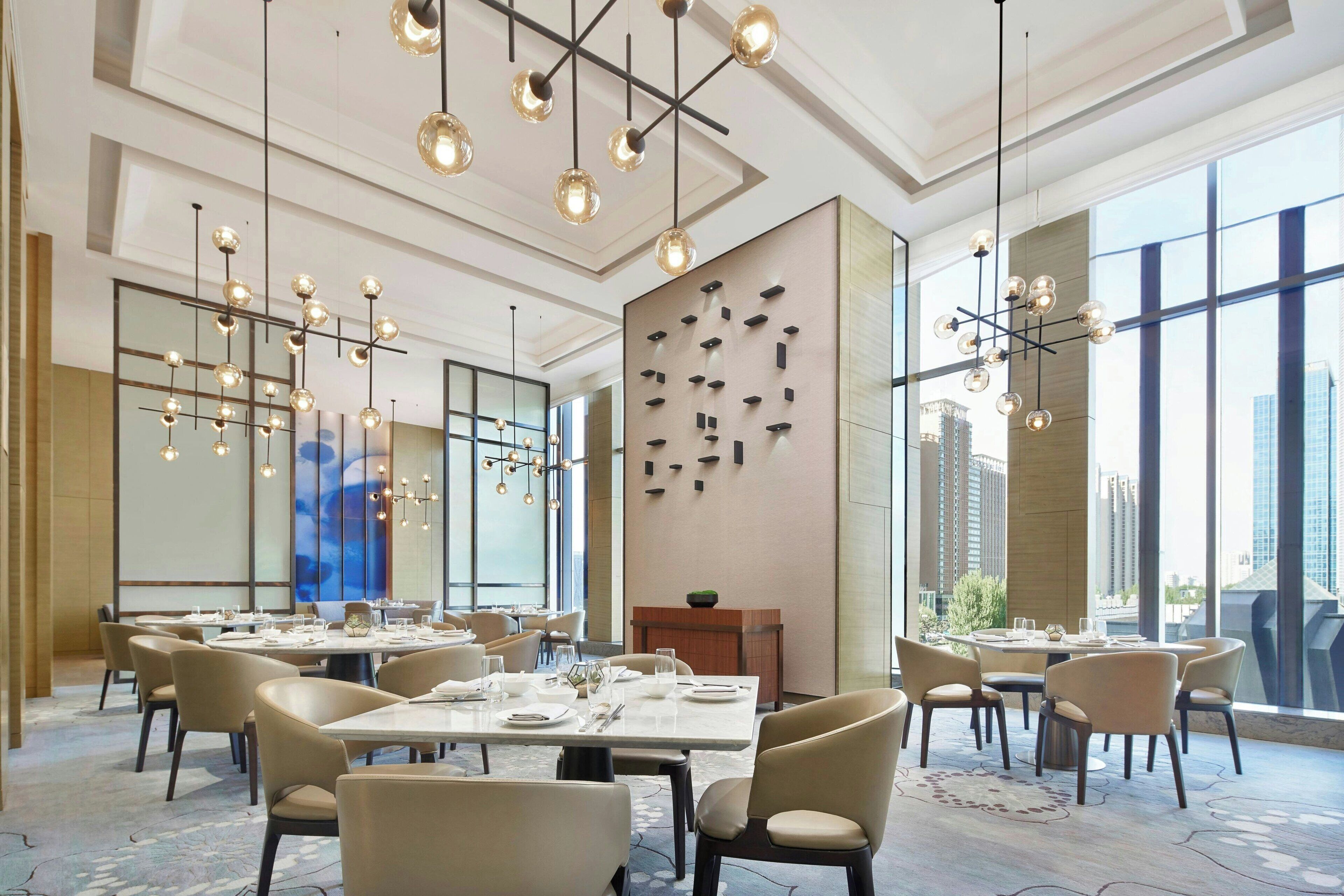 2 間餐廳，供應早餐、午餐和晚餐，中式料理