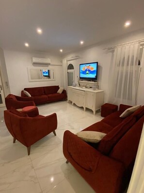 Älytelevisio, videopelikonsoli, DVD-soitin, pöytätennispöytä