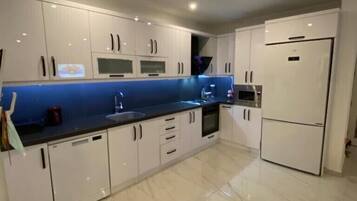 Refrigerador, microondas, horno y lavavajillas