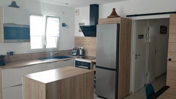 Een koelkast, een magnetron, een oven, een kookplaat