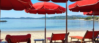 Air-conditioned house, quiet location with private pool, close to beaches and town center