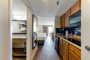 Iron/ironing board, Internet, bed sheets