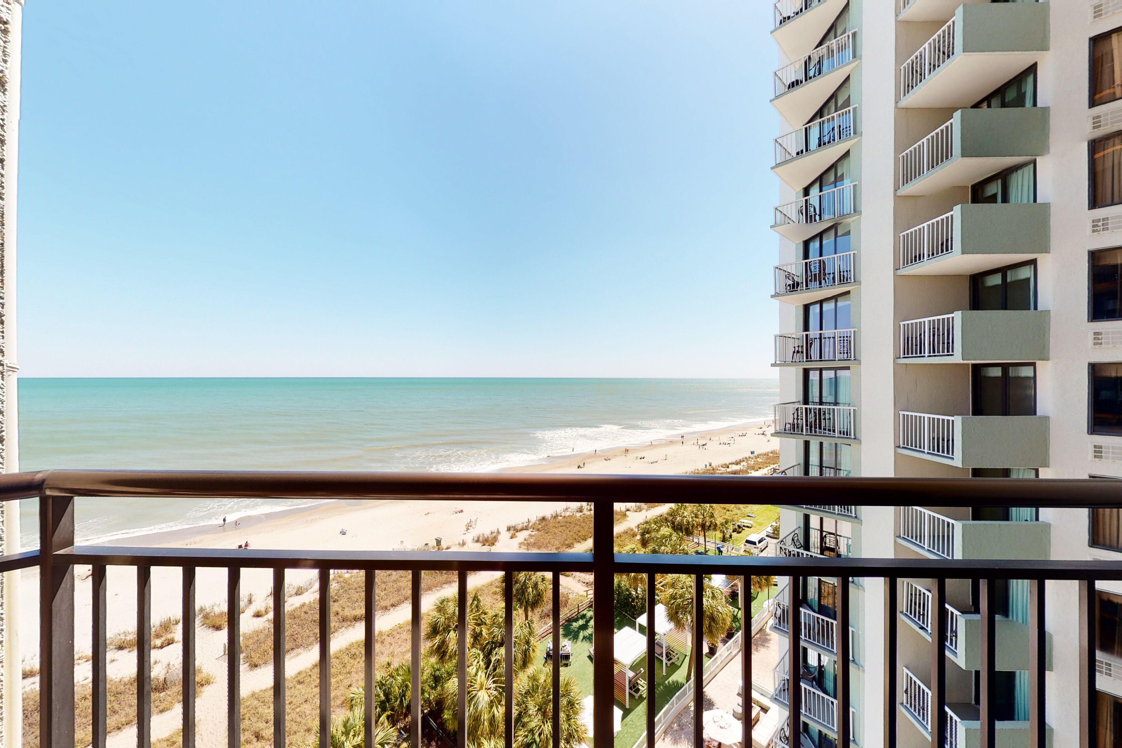 8th-floor ocean-view studio with AC, WiFi, hot tubs & pools - snowbird-friendly