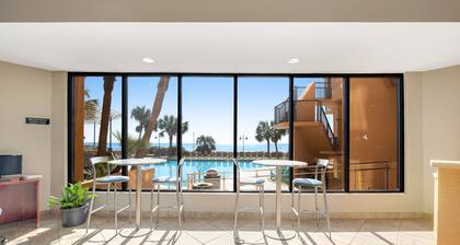 8th-floor oceanfront studio with WiFi, hot tubs & pools -dog & snowbird-friendly