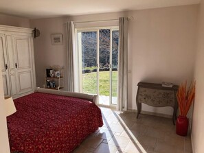 3 bedrooms, desk, iron/ironing board, travel cot