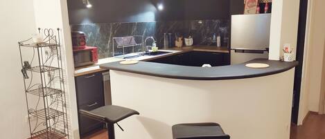 Microwave, dishwasher, coffee/tea maker, cookware/dishes/utensils