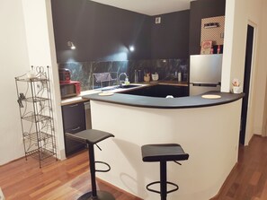 Microondas, lavavajillas, cafetera y tetera y utensilios de cocina 